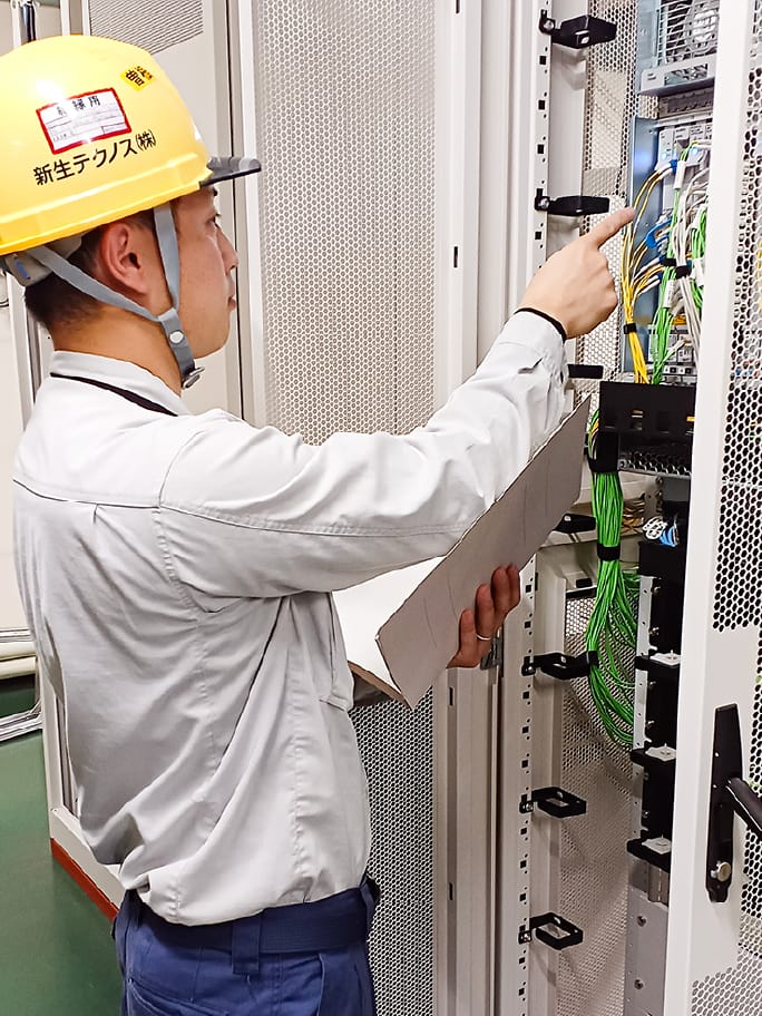 信号保安装置を点検する作業員