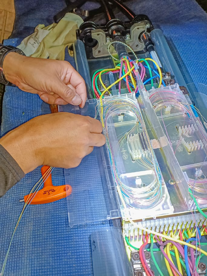 通信機器に配線作業を行う様子